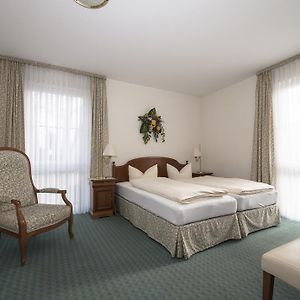 Zimmer mit Kingsize-Bett